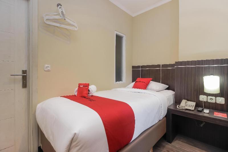 ג'קרטה Reddoorz Plus @ Thamrin חדר תמונה